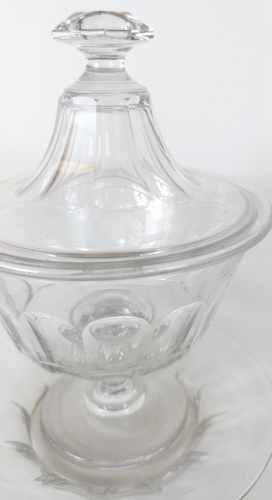BONBONNIERE sur piédouche en cristal taillé...